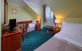 Hotel Selsky Dvur - Bohemian Village Courtyard
